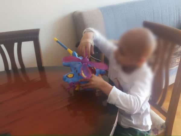 صغيرة بعمر خمس سنوات يأكل السرطان جسدها