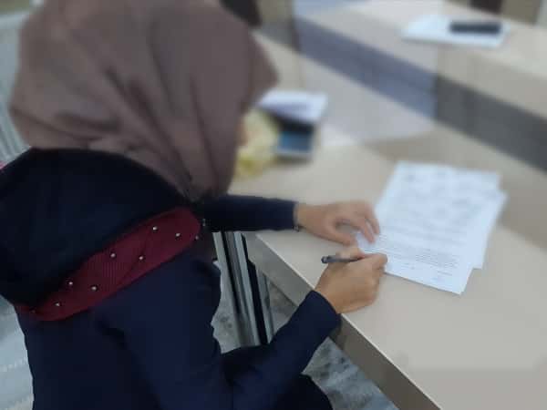 شابة تعاني من السرطان