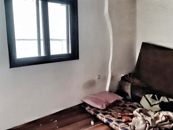خديجة وأطفالها وحيدين في الغربة، وهم بحاجة للمساعدة في تأمين إيجار المنزل بأسرع وقت ممكن