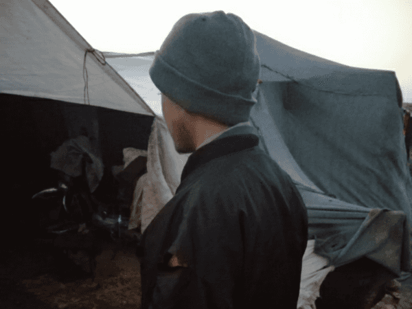 شاب لديه مشاكل في السمع