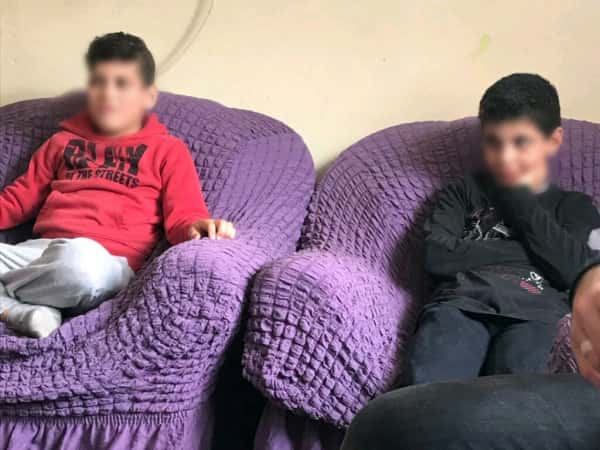 طفلان غير قادران على السمع