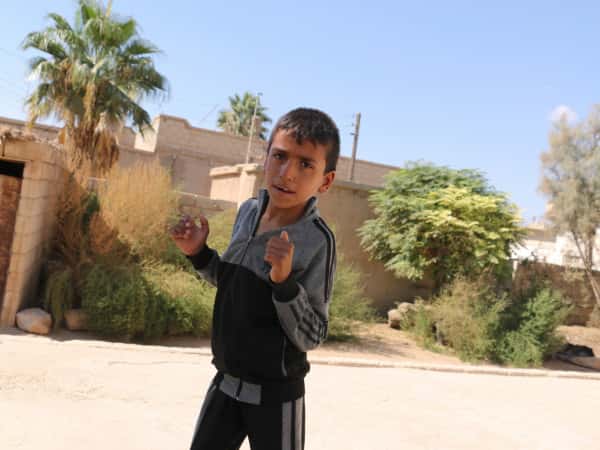 محمود طفل يتيم من الرقة
