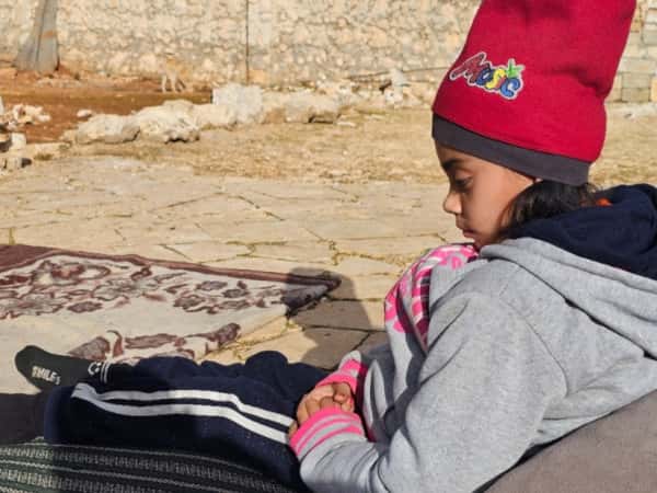 طفلة مريضة وأم بلا سند