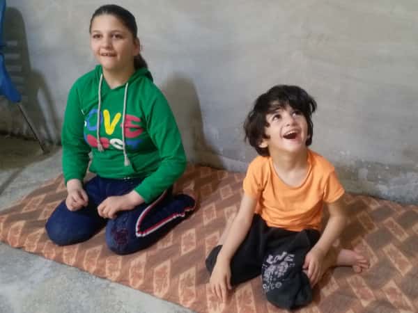 عائلة نجت من الزلزال، لكنها تهجّرت بسببه لخيمة تضم الأمراض والأفراد