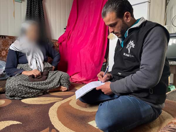 Rawhiyah's elderly mother suffers from cataract!