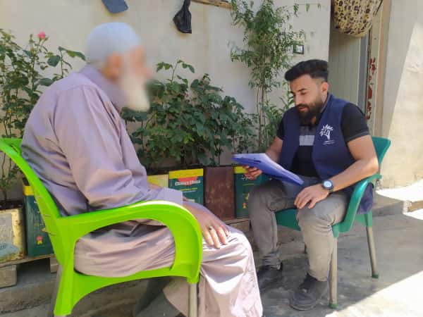 العم عبدالشكور عينه بحاجة لعملية جراحية عجز عن تأمين كلفتها