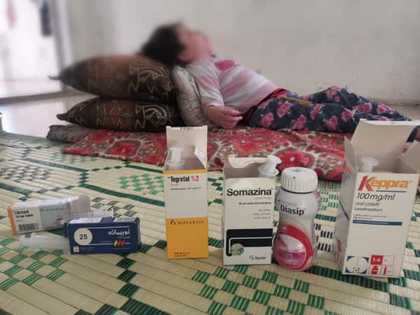 طفلة مصابة بشلل كامل