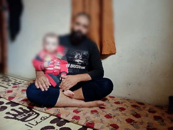 بسبب مرضه وزيادة المصاريف لم تعد له القدرة على تأمين مستلزمات عائلته ..!
