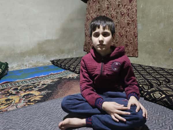 أبٌ يثقل كاهله الألم