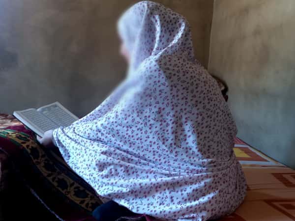 Zubaydah and her brother are lonely without a breadwinner or income to keep them on their feet!