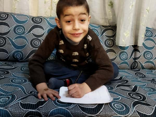 صالح طفلٌ يتيم يعاني من التوحد