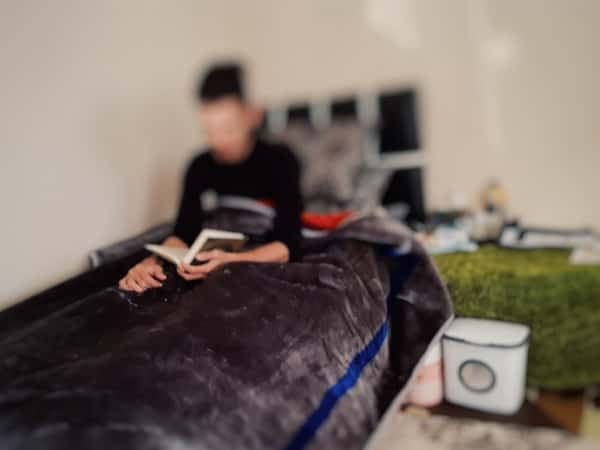 A young man memorizes the Koran despite his handicap and pain!