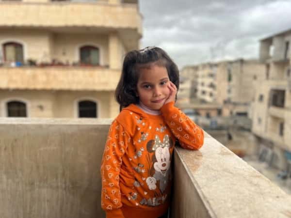 لمى طفلة يتيمة تنتظر من يعيد لها أملها في الحياة