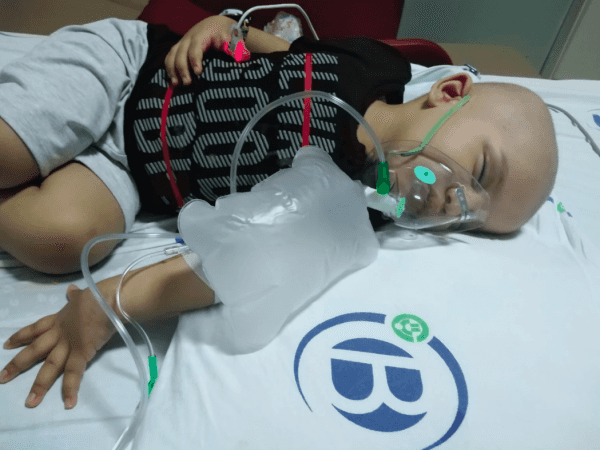 Un enfant a besoin d'un soutien pour lui forunir les frais de transport.