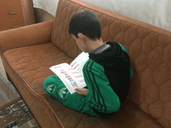 طفل لديه ضعف في السمع