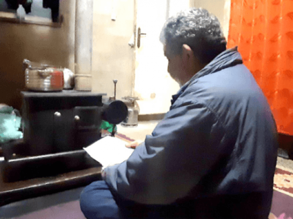رجل يعيش في خيمة بحاجة عملية