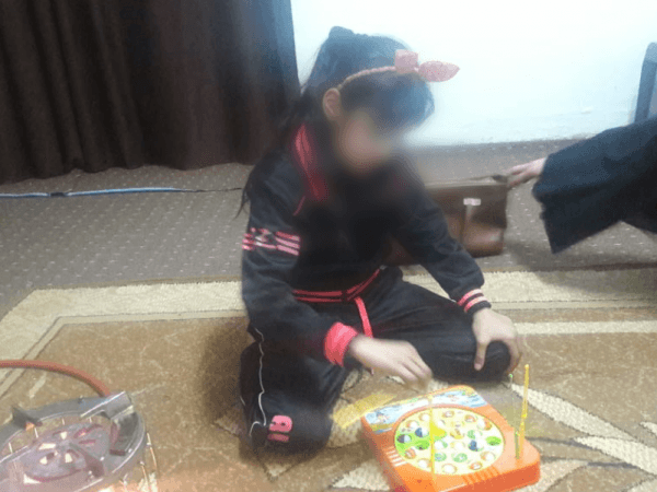 طفلة تعاني من تضخم في لوزتيها