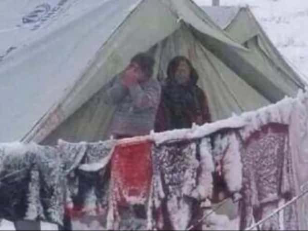 نقل عائلات من برد المخيمات وظروفها القاسية إلى وحدات سكنية .