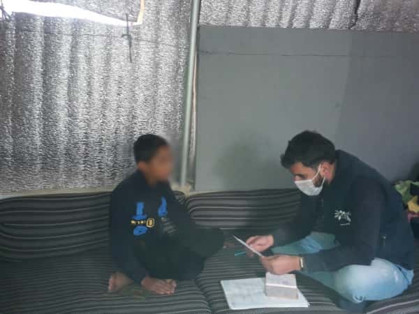 طفل يعاني من ضعف نظر وبحاجة لنظارة طبيّة.