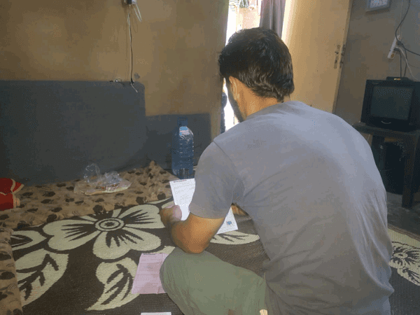 رجل يعاني من ديسك في خيمته