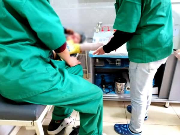 الابن يعمل ليعيل العائلة، وأخوه الصغير بحاجة عملية