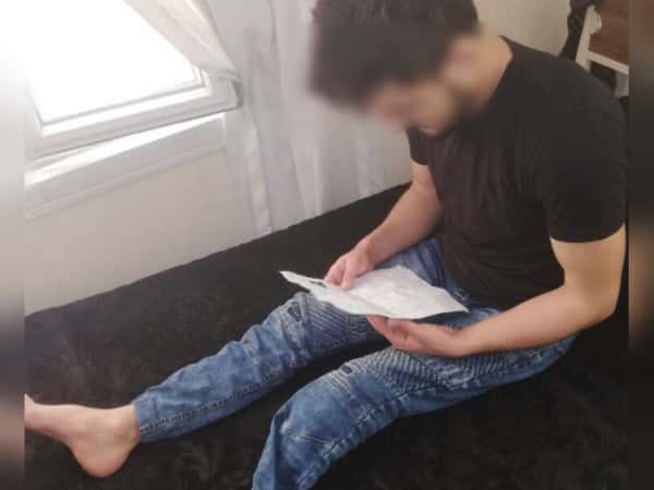 A young man lost his leg due to the war.