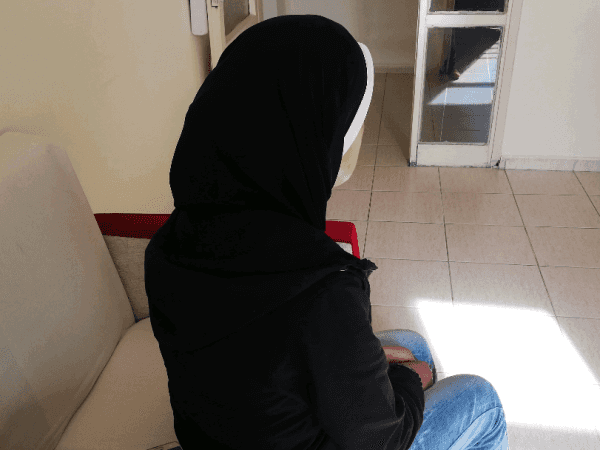 امرأة تعاني من آلام شديدة!