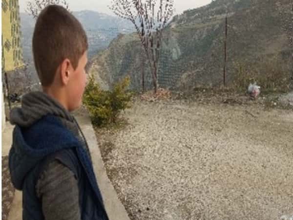 مصطفى طفل يتيم من اللاذقية