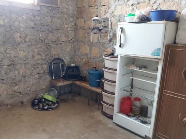 أم مثقلة بالديون تحاول إنقاذ أطفالها