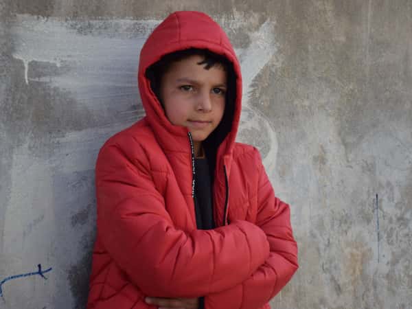 Mohammed ist ein Kind, das durch das Erdbeben verwaist ist