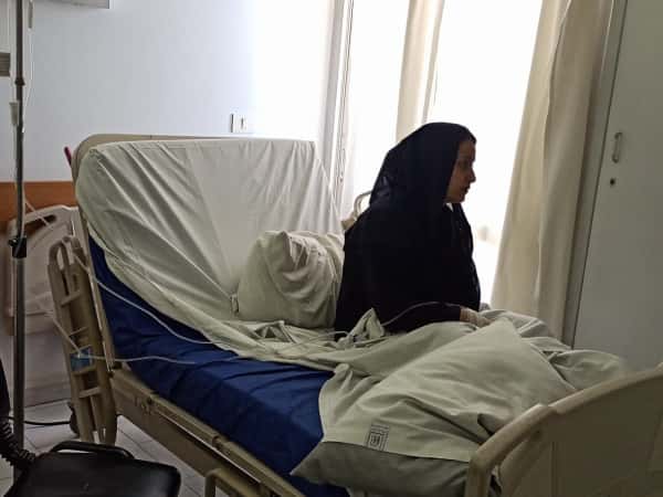 سيّدة بحاجة إلى عملية مستعجلة في الكتف.. أُصيبت في تفجير بيروت