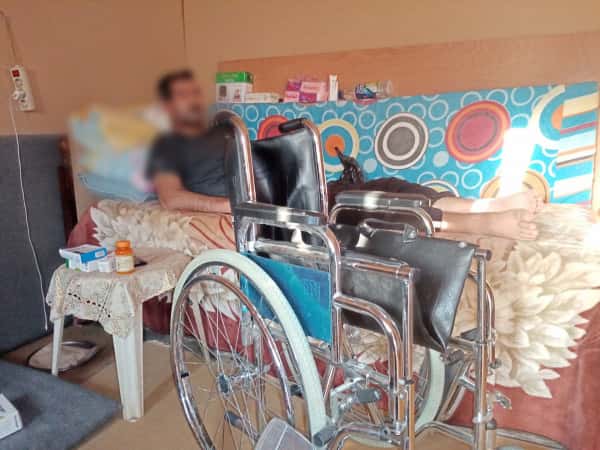 يعاني من إعاقة في قدميهِ وبحاجة أدوية