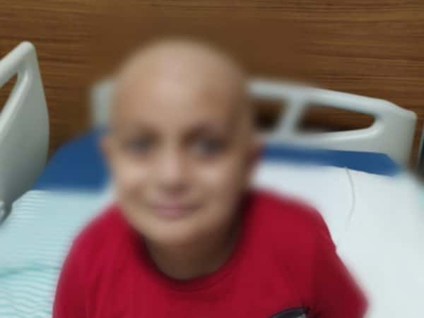 طفل فقد عينه وشُلَّ طرفه السفلي بسبب السرطان