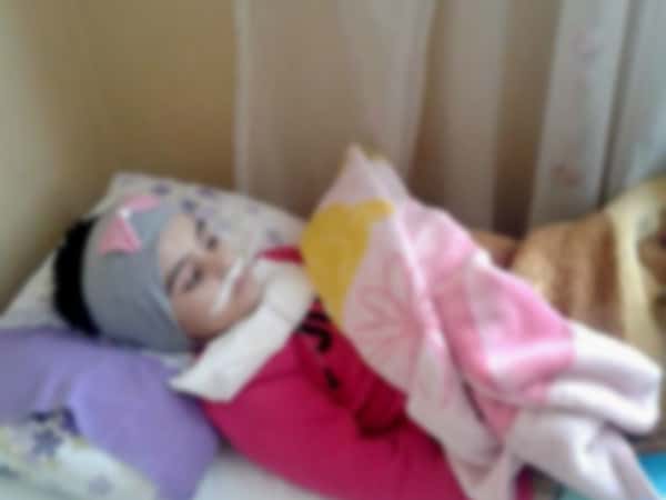 A little girl, paralyzed due to Meninges.