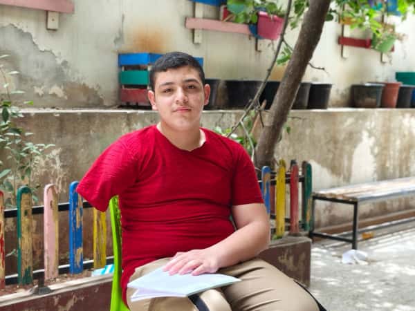 بالعلم نحيا