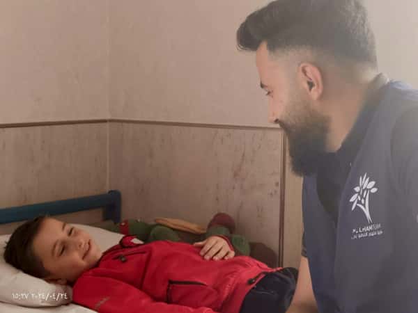 على سريري في غرفة المشفى أحمل مرضي ،أخفيه خلف ابتسامتي