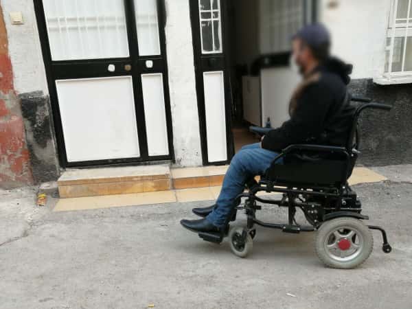 مصاب بشلل نصفي بحاجة للمساعدة