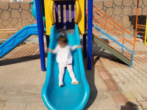 طفلة بحاجة إلى جهاز رذاذ
