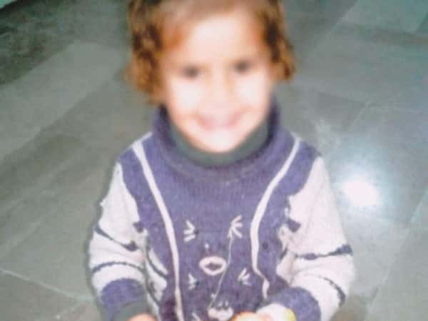 طفلة تشكو من ألم حاد