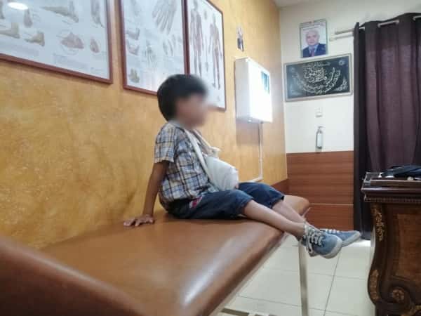 تنظيف البيوت.. عمل الأم لكسب لقمة العيش!