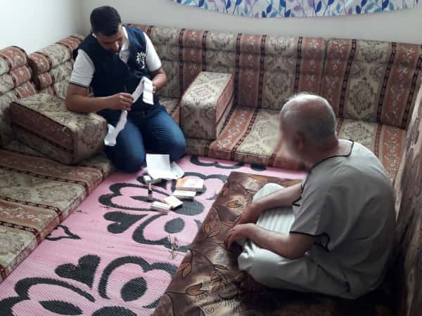 يعاني انفصال شبكية وانعدام رؤية وبحاجة عملية مستعجلة !