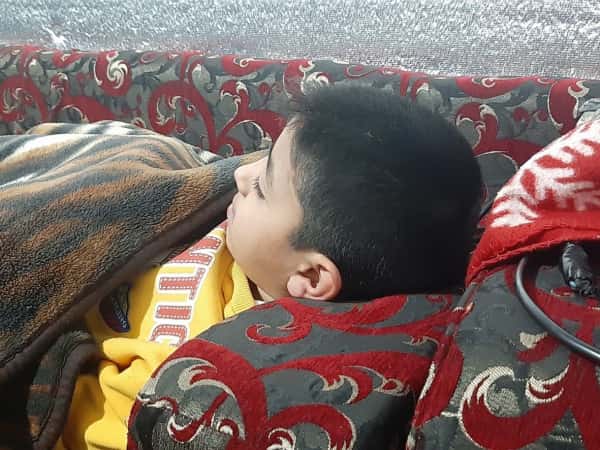 طفل بحاجة عناية طبية