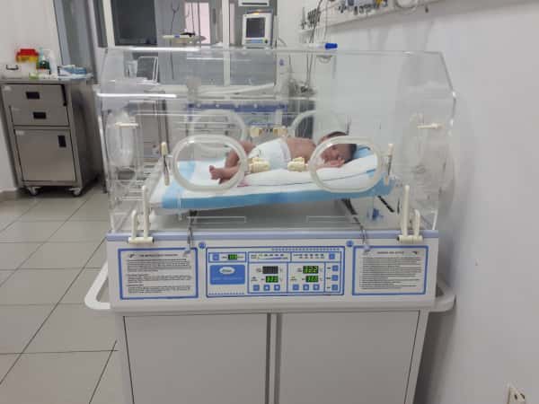 رضيع بحاجة عناية مشددة