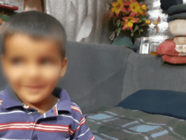 طفل يعاني من مشكلة بالنطق