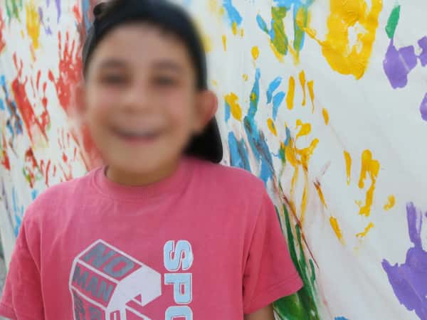 A child suffers from tonsilis