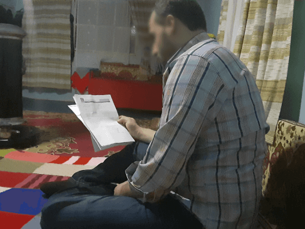 رجل يعاني من تبعات إصابته