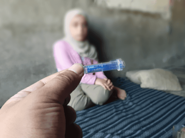 طفلة تعاني من تبعات استنشاق الغاز الكيماوي