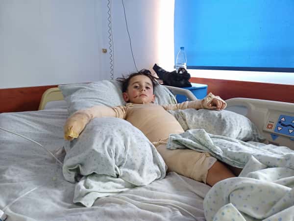 A child whose body was burned and needs urgent treatment!