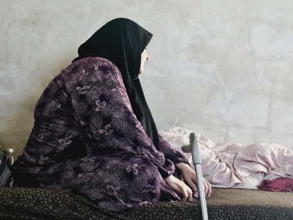 بيتٌ خالٍ وجسدٌ عليل