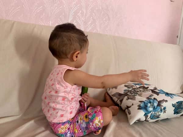 سيلين طفلة يتيمة من مدينة حلب